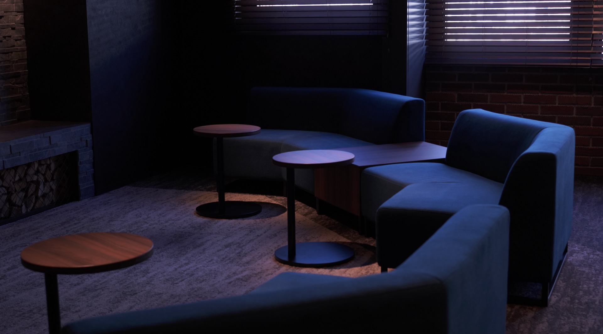 落ち着いた照明の中にソファ席が並ぶPONO 7階ラウンジ