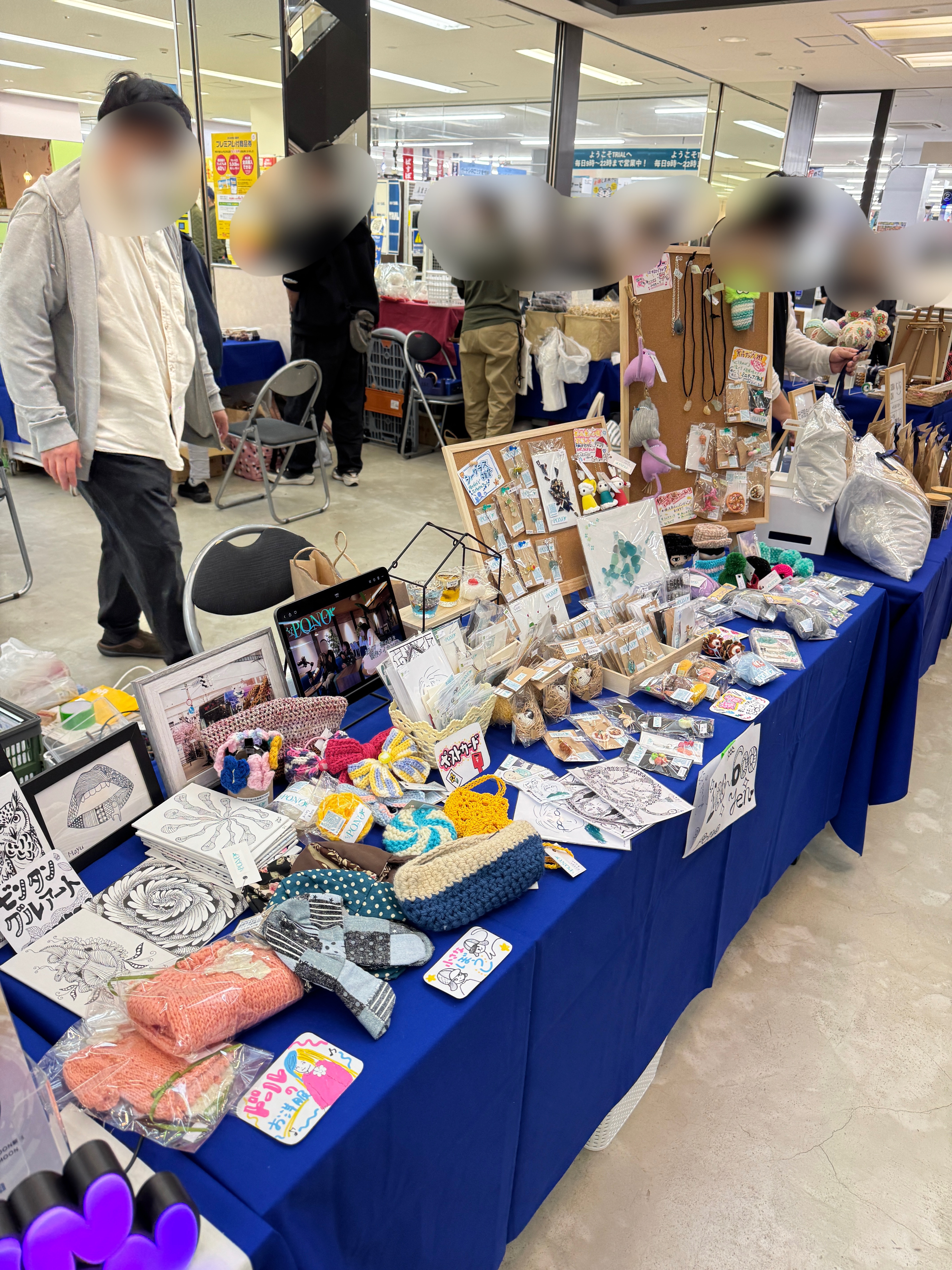 めぐる市のPONOブース。青いテーブルに作品が所狭しと並んでいる様子