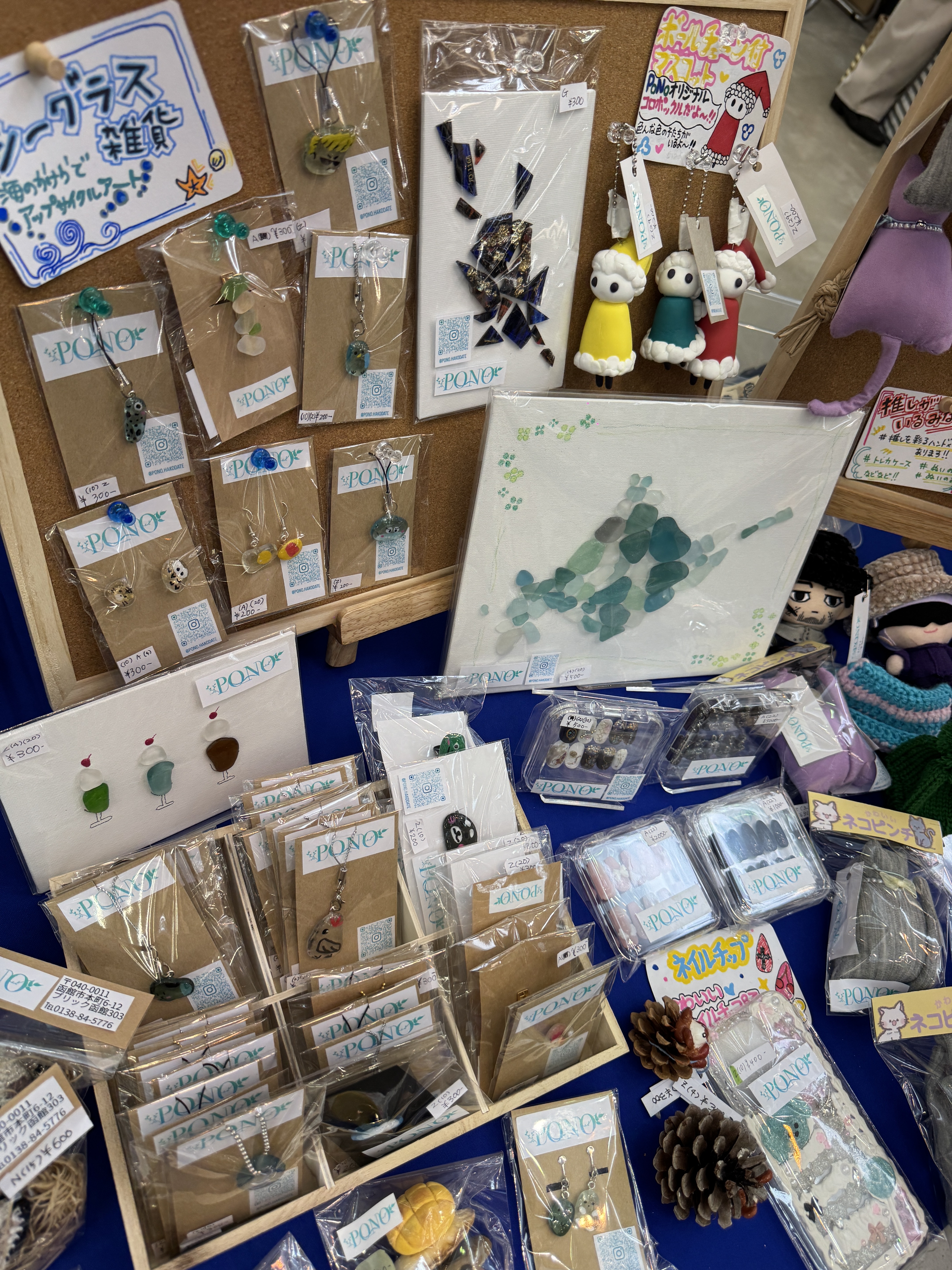 シーグラスアクセサリーや絵画など、多彩な作品が並ぶPONOの出品テーブル