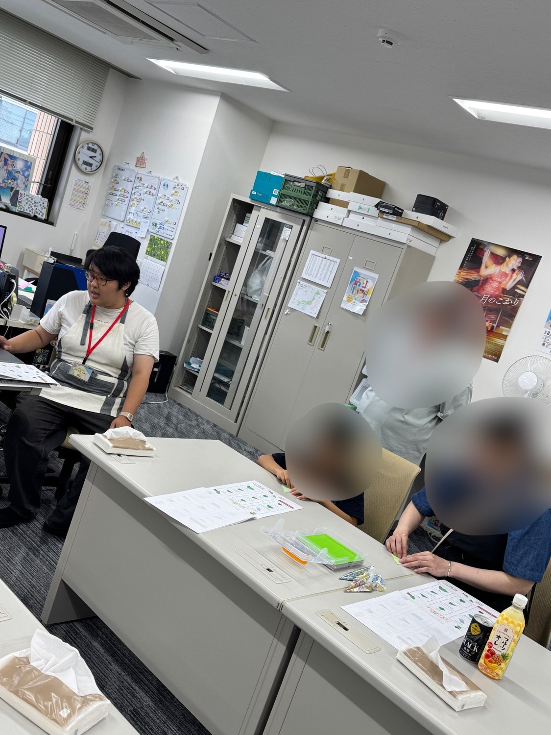 ワークショップ会場の全景。手前の机で参加者が折り紙に取り組み、奥ではPONOのスタッフが見守っている様子