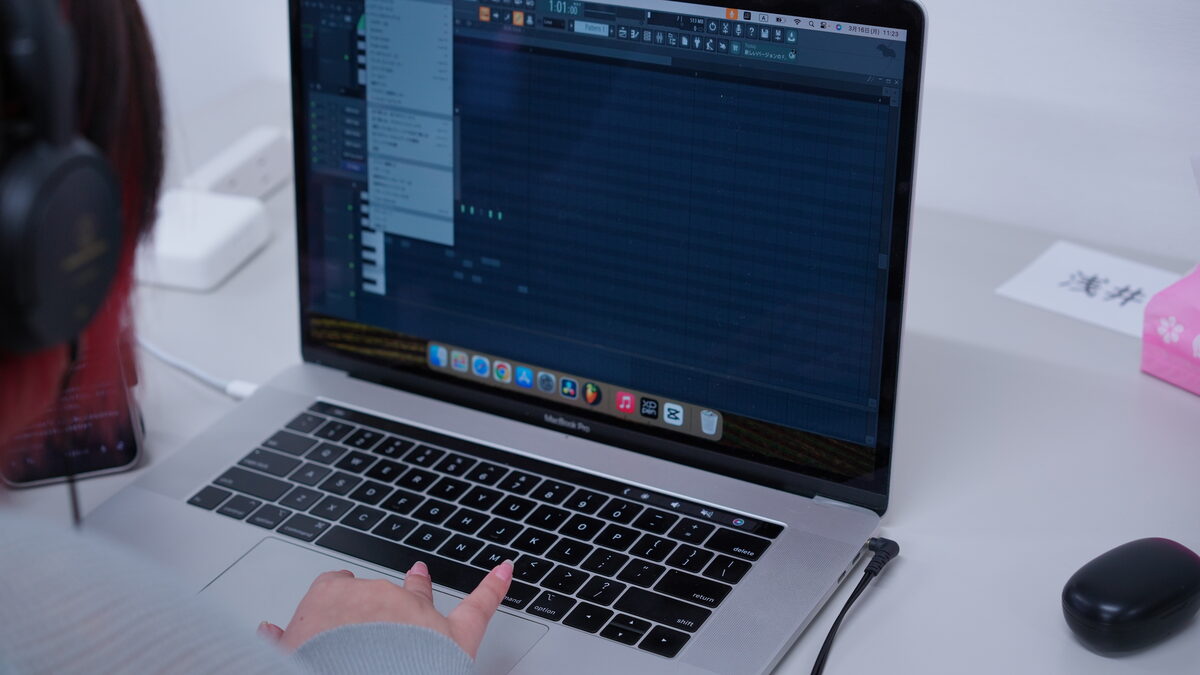 MacBook ProでFL Studioを使い、DTM（音楽制作）に取り組む利用者さん