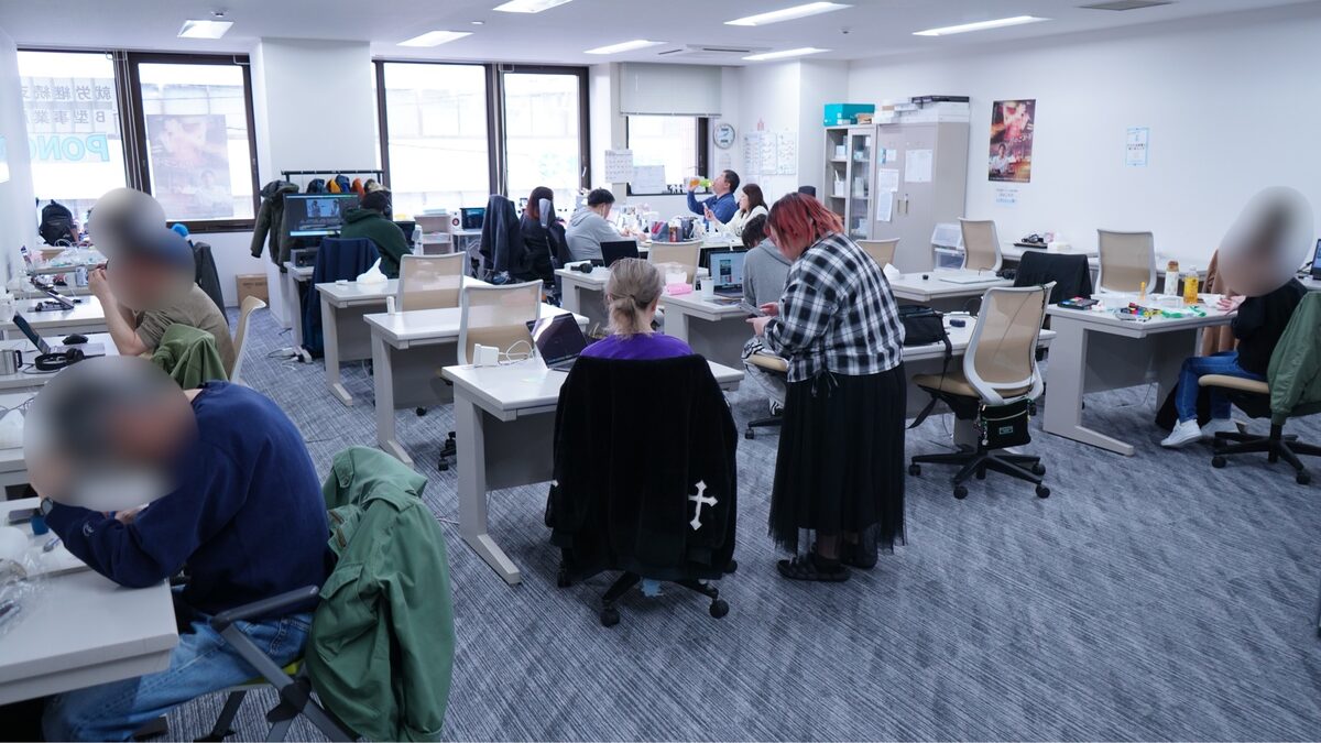 PONOのワークスペース全景。20席の白い机が並び、利用者さんたちがそれぞれの作業に取り組んでいる
